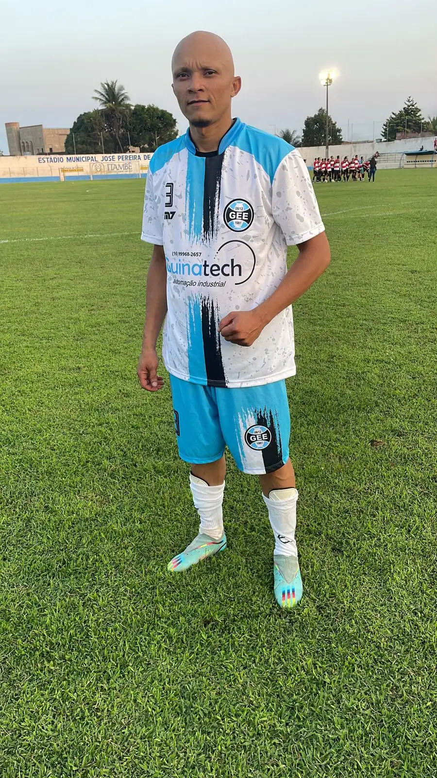 Jogador em campo vestindo uniforme de futebol personalizado