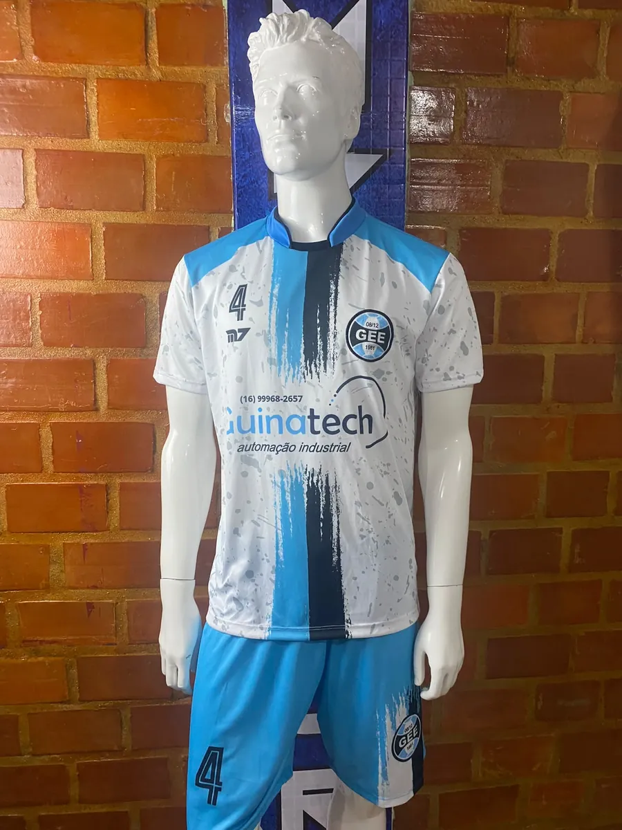 Uniforme de futebol branco e azul com patrocinador, camisa e calção