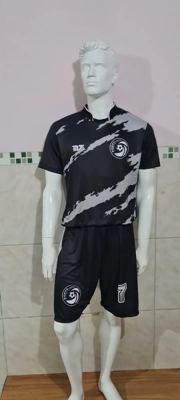 Uniforme de futebol preto com estampa cinza, camisa e calção