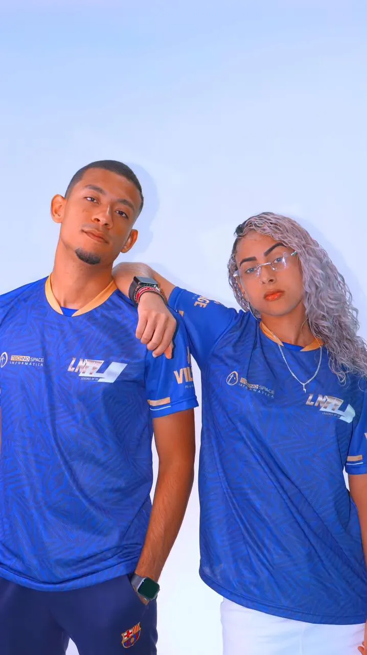 Dois alunos com camisa azul do interclasse da turma