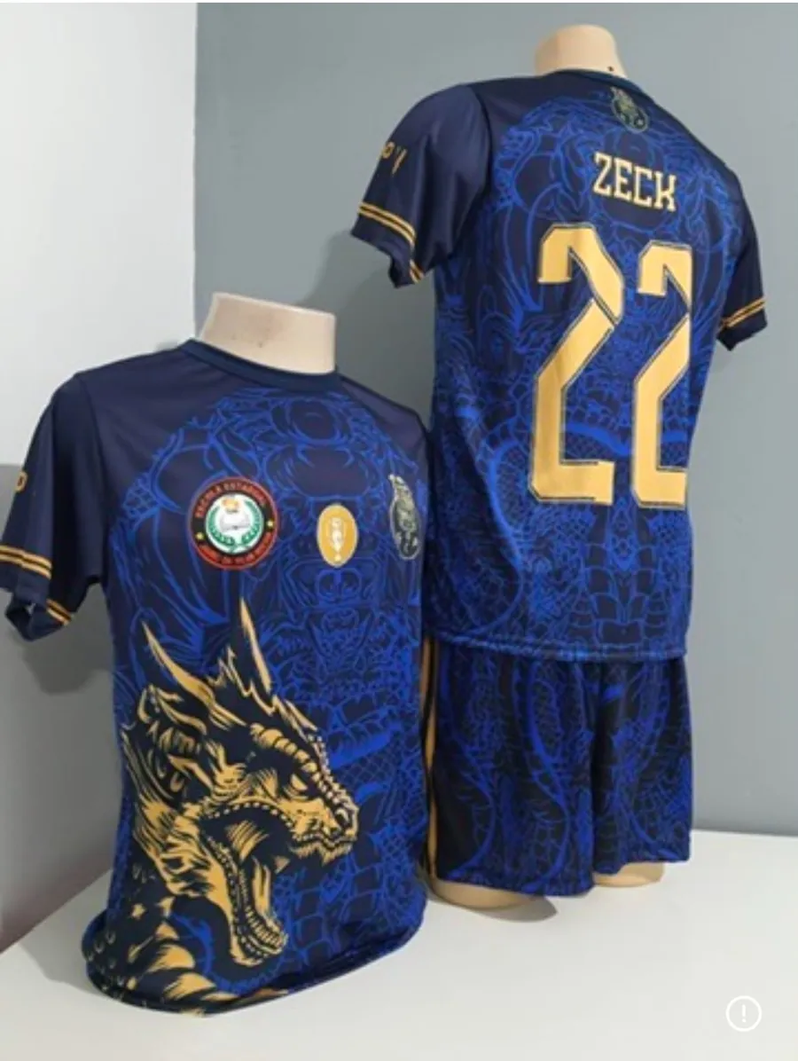 Uniforme azul com dragão dourado, nome e número nas costas